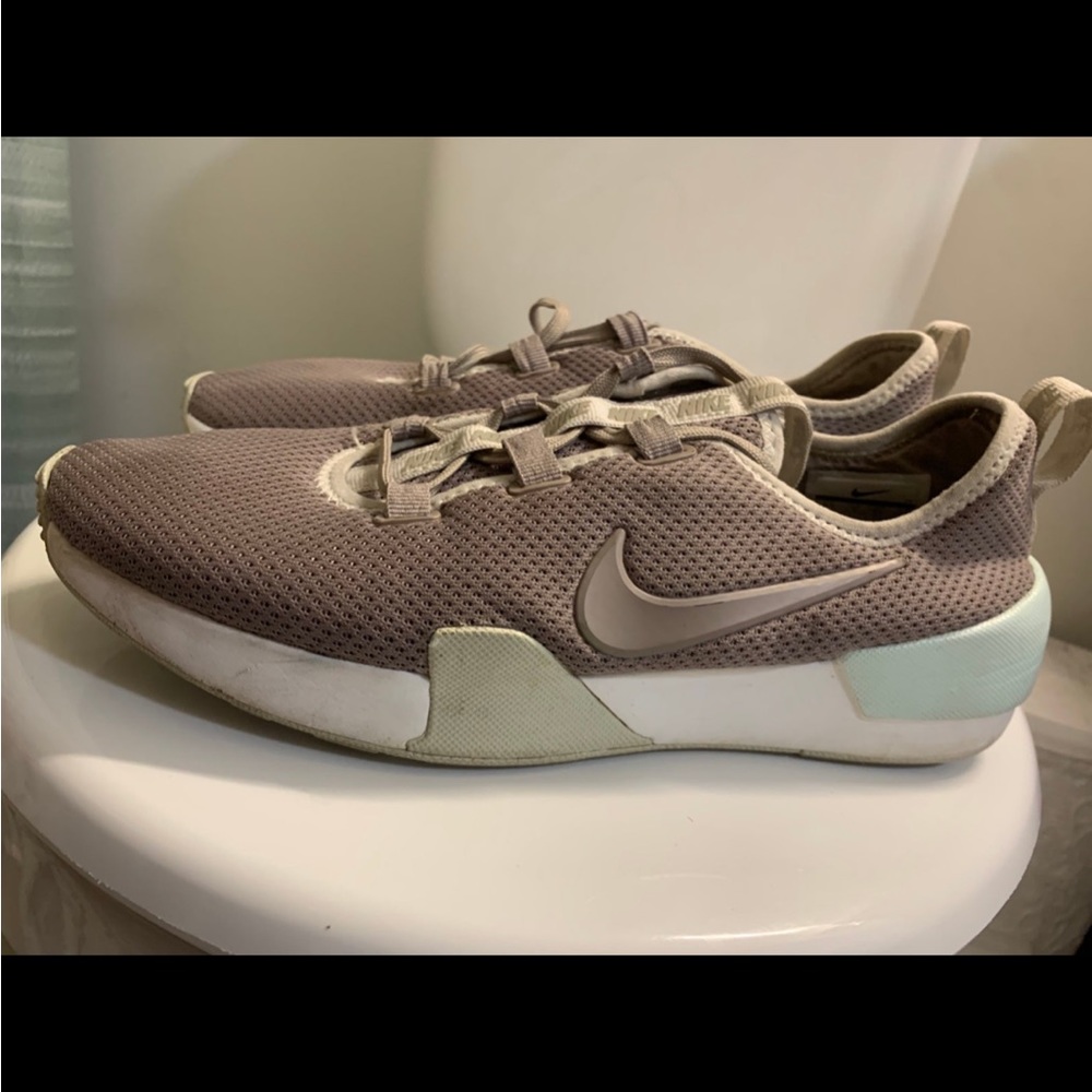 Nike women ashin modern